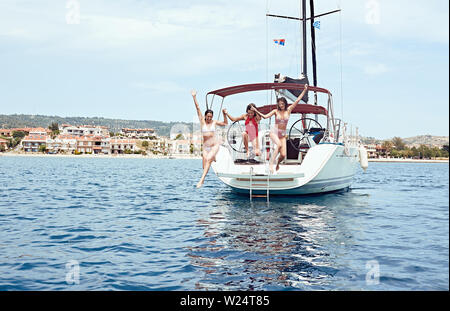 Happy girl sauter dans l'eau de mer - location vacances parti Banque D'Images