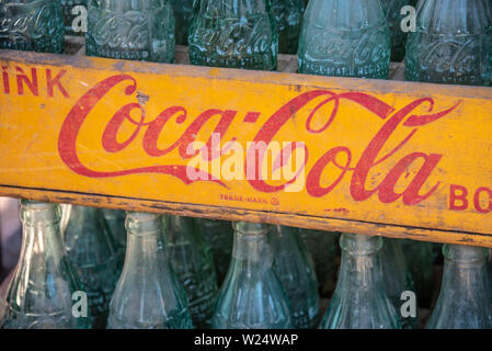 Caisse en bois vintage avec Coca-Cola Coca-Cola verre bouteilles. Banque D'Images