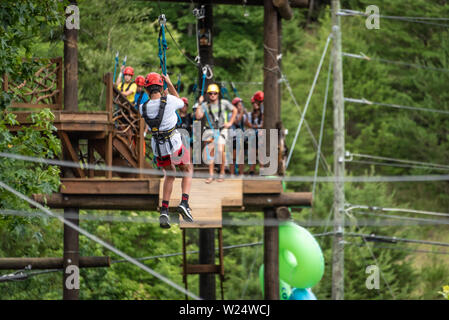 Teen tyrolienne à Cool River Adventures sur la rivière Chattahoochee à Helen, la Géorgie. (USA) Banque D'Images