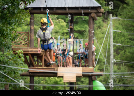 Jeune femme au ballon dirigeable guide Cool River Adventures sur la rivière Chattahoochee à Helen, la Géorgie. (USA) Banque D'Images