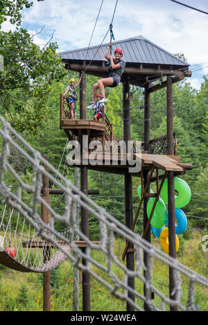 Jeune femme tyrolienne à Cool River Adventures sur la rivière Chattahoochee à Helen, la Géorgie. (USA) Banque D'Images