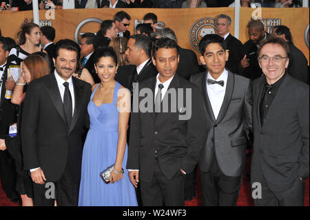 LOS ANGELES, CA. 25 janvier 2009 : Slumdog Millionaire, Freida Pinto et Dev Patel, directeur Danny Boyle, et al à la 15e édition des Screen Actors Guild Awards au Shrine Auditorium, Los Angeles. © 2009 Paul Smith / Featureflash Banque D'Images