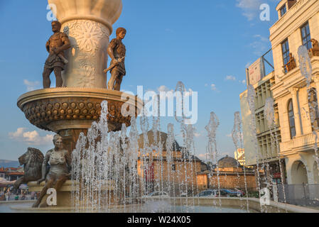 SKOPJE, Macédoine DU NORD/Août 22 2018 : Fontaine en rapport avec la vie d'Alexandre le Grand, situé sur le côté est du pont de pierre, centre-ville de Skopje Banque D'Images