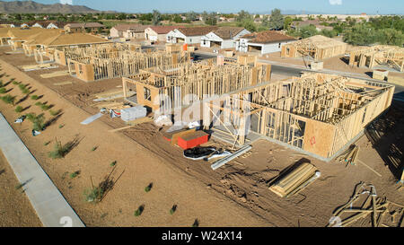 Vue aérienne de nouvelles maisons en construction dans un quartier de banlieue en Arizona Banque D'Images