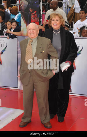 LOS ANGELES, CA. 28 octobre 2009 : Mickey Rooney & épouse Anne lors de la première de Michael Jackson's 'This Is It' au Nokia Theatre, LOS ANGELES. Vivre dans le centre-ville de Los Angeles. © 2009 Paul Smith / Featureflash Banque D'Images