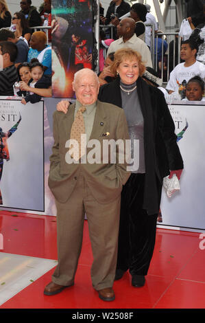 LOS ANGELES, CA. 28 octobre 2009 : Mickey Rooney & épouse Anne lors de la première de Michael Jackson's 'This Is It' au Nokia Theatre, LOS ANGELES. Vivre dans le centre-ville de Los Angeles. © 2009 Paul Smith / Featureflash Banque D'Images