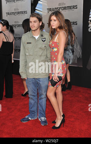 LOS ANGELES, CA. 22 juin 2009 : Emile Hirsch et date au Los Angeles premiere de 'Transformers : Revenge of the Fallen' au Mann Village Theatre, Westwood. © 2009 Paul Smith / Featureflash Banque D'Images