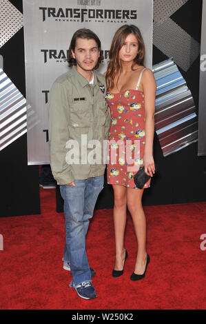 LOS ANGELES, CA. 22 juin 2009 : Emile Hirsch et date au Los Angeles premiere de 'Transformers : Revenge of the Fallen' au Mann Village Theatre, Westwood. © 2009 Paul Smith / Featureflash Banque D'Images