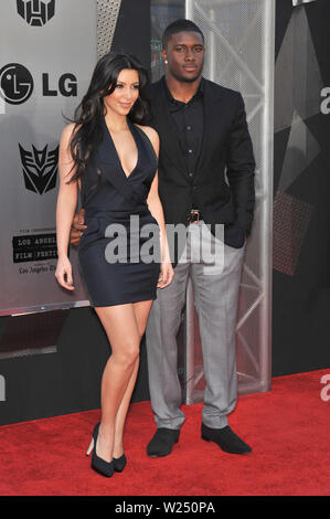 LOS ANGELES, CA. 22 juin 2009 : Kim Kardashian et Reggie Bush, star de la NFL au Los Angeles premiere de 'Transformers : Revenge of the Fallen' au Mann Village Theatre, Westwood. © 2009 Paul Smith / Featureflash Banque D'Images