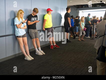 La Willis Tower, Chicago, IL USA. Aug 2018. En général, les adolescents collés sur leur cellulaire en attendant de se rendre à l'Skydeck.