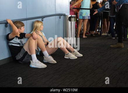 La Willis Tower, Chicago, IL USA. Aug 2018. Frères et soeurs assis sur le plancher à attendre leur tour sur le Skydeck