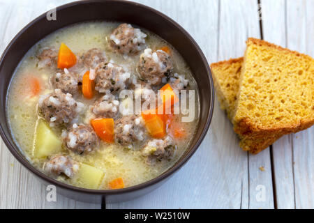 Sulu Kofte alimentaire turque avec du pain. (Boulettes de viande juteuse) Soupe Banque D'Images