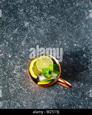 Tasse de cuivre de limonade à la menthe sur fond sombre, copy space Banque D'Images