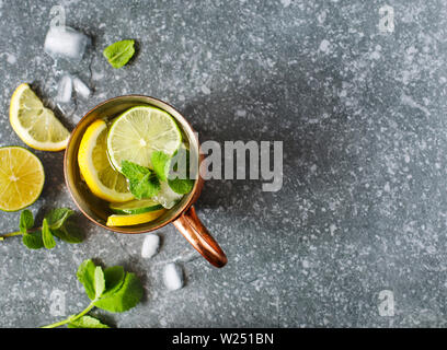 Tasse de cuivre de limonade à la menthe, vue de dessus, copy space Banque D'Images