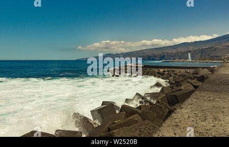 Puerto de la Cruz, Tenerife - 12 Avril 2017 : vue sur le paysage urbain et le littoral sur une journée ensoleillée. Surf mer forte avec d'énormes vagues se brisant sur la Banque D'Images