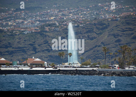 Puerto de la Cruz, Tenerife - 12 Avril 2017 : vue sur le paysage urbain et le littoral sur une journée ensoleillée. Des fontaines - Lago Martianez célèbre place pour t Banque D'Images