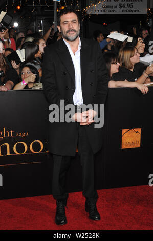 LOS ANGELES, CA. 17 novembre 2009 : 'Grey's Anatomy' star Jeffrey Dean Morgan lors de la première mondiale de son nouveau film 'The Twilight Saga : New Moon' au Mann Village & Bruin Theatres, Westwood. © 2009 Paul Smith / Featureflash Banque D'Images