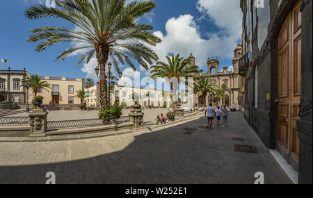 La Cathédrale de Santa Ana et de la Vegueta dans carré de Las Palmas de Gran Canaria avec les gens profiter de la journée ensoleillée à l'ombre des palmiers et radian Banque D'Images