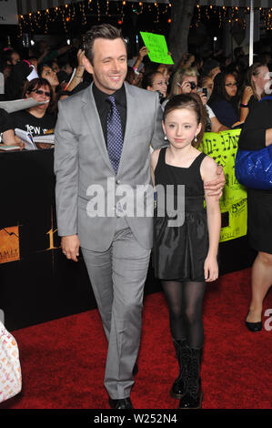 LOS ANGELES, CA. 16 novembre 2009 : Michael Sheen & fille Lily lors de la première mondiale de son nouveau film 'The Twilight Saga : New Moon' au Mann Village & Bruin Theatres, Westwood. © 2009 Paul Smith / Featureflash Banque D'Images