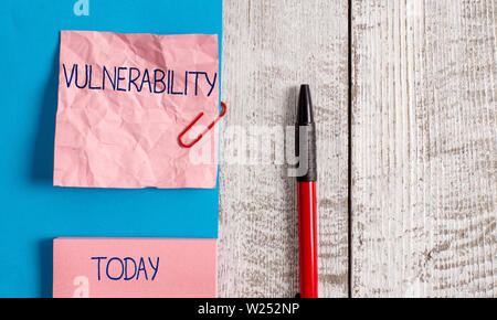 Texte de l'écriture de la vulnérabilité. Photo conceptuelle l'état d'être exposés à la possibilité d'être attaqué se froisser le papier et le carton plus stationa Banque D'Images