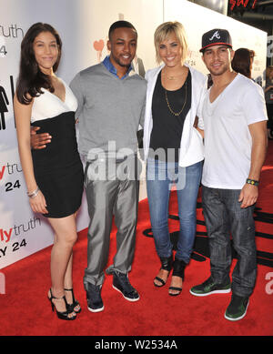 LOS ANGELES, CA. 16 juillet 2009 : Fame stars Kristy Flores, Collins Pennie, Kherington Payne & Walter Perez lors de la première de "La Vérité laide' au Cinerama Dome, Hollywood. © 2009 Paul Smith / Featureflash Banque D'Images