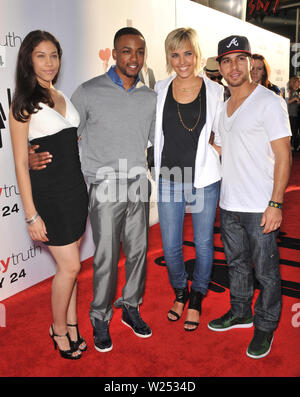 LOS ANGELES, CA. 16 juillet 2009 : Fame stars Kristy Flores, Collins Pennie, Kherington Payne & Walter Perez lors de la première de "La Vérité laide' au Cinerama Dome, Hollywood. © 2009 Paul Smith / Featureflash Banque D'Images