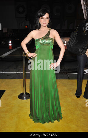 Carla Gugino à la U.S. Premiere de Watchmen tenue à l'Grauman's Chinese ...