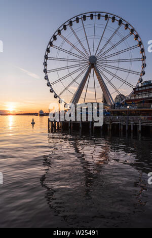 La Grande Roue de Seattle est une grande roue sur le bord de l'eau au quai 57, surplombant la baie d'Elliot, avec une superbe vue sur le Puget Sound et le coucher du soleil d'été Banque D'Images