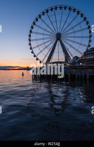 La Grande Roue de Seattle est une grande roue sur le bord de l'eau au quai 57, surplombant la baie d'Elliot, avec une superbe vue sur le Puget Sound et le coucher du soleil d'été Banque D'Images