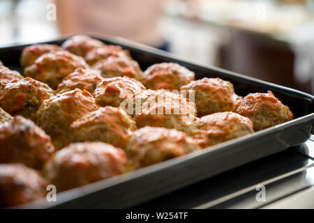 Boulettes de viande biologique prévues et des épices soigneusement cuits au four sont une excellente source de protéines nécessaires à l'organisme pour le bon fonctionnement d'un Banque D'Images