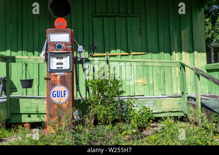 Schriever, Louisiane - Une ancienne pompe à essence du Golfe à l'ancien magasin vert. Banque D'Images