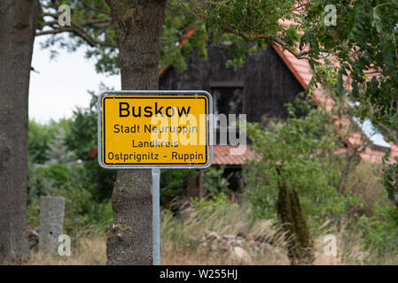 Neuruppin, Allemagne. 06Th Juillet, 2019. Entrez le Buskow district de Neuruppin dans l'Uckermark district. Le village se trouve à environ huit kilomètres de Neuruppin et a été signalée pour la première fois en 1256. Credit : Soeren Stache/dpa-Zentralbild/ZB/dpa/Alamy Live News Banque D'Images