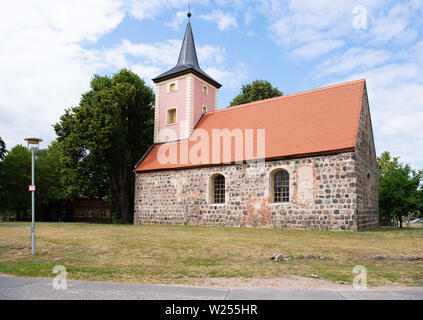Neuruppin, Allemagne. 06Th Juillet, 2019. L'église du village, dans le district de la ville Buskow Neuruppin dans le quartier de Hambourg. Le village se trouve à environ huit kilomètres de Neuruppin et a été signalée pour la première fois en 1256. Credit : Soeren Stache/dpa-Zentralbild/ZB/dpa/Alamy Live News Banque D'Images
