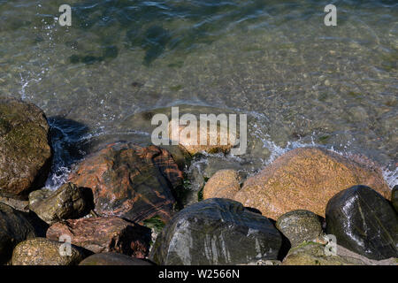 Laver les pierres sur la mer profonde fond clair. Motif de l'eau. Banque D'Images