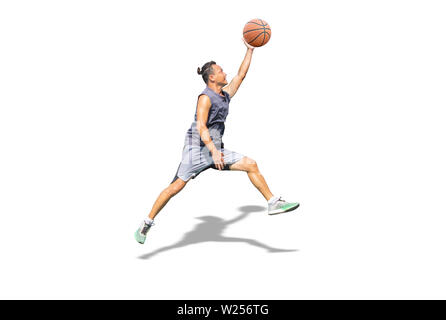 Basket-ball isolés dans la main man jumping on a white background with clipping path. Banque D'Images