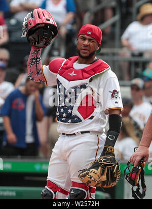 Pittsburgh, Pennsylvanie, USA. 4 juillet, 2019. Pirates de Pittsburgh catcher Elias Diaz (32) pendant un match entre les Cubs de Chicago et les Pirates de Pittsburgh au PNC Park, à Pittsburgh, en Pennsylvanie. (Crédit photo : Nicholas T. LoVerde/Cal Sport Media) Credit : csm/Alamy Live News Banque D'Images