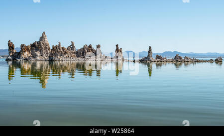 Lac Mono tuf État réserve, en Californie. Tours de tuf, Calcium-Carbonate Spires et boutons, bleu, l'eau et ciel bleu Banque D'Images