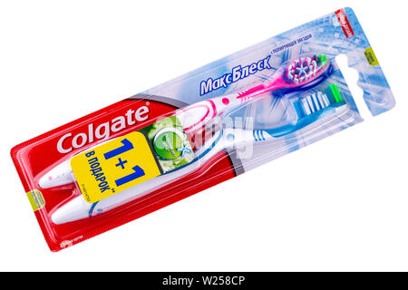 Kamchatka, Russie - 13 mai 2019 : Colgate brosse oral sur blanc.Colgate est une marque de dentifrice produit par Colgate-Palmolive Banque D'Images