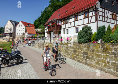 Touristes sur les vélos Kurort Rathen maisons à colombages Suisse saxonne Allemagne cyclisme Elbe Vallée bâtiments personnes vélo vélos couple motards Banque D'Images