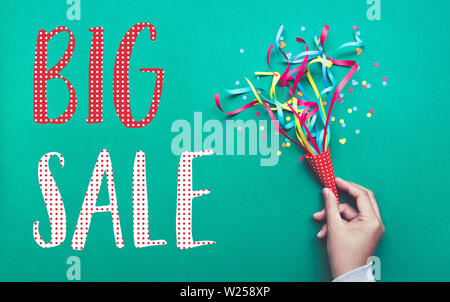 Grosse vente Modèle de page design avec confettis colorés.banderoles et festive célébration idées concepts Banque D'Images