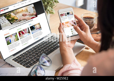 Belle femme Explorer Magasinage en ligne Site Web. Banque D'Images