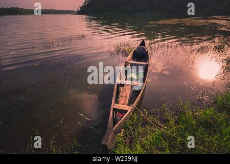 Sasthamcotta, Kollam, Kerala, Inde - 16 juin 2019 : canoë reposant à Sasthamcotta lake Banque D'Images