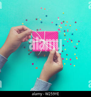 Une fille mignonne décoration .boîte cadeau anniversaire des idées et concepts parti Banque D'Images