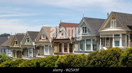 San Francisco Painted Ladies - maisons victoriennes dans Alamo Square à San Francisco, Californie Banque D'Images