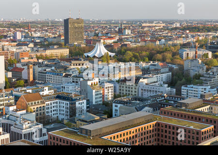 Aerial cityscape avec salle de concert, Sky Deutschland Customer Center building et Berlin Bunker au coucher du soleil près de Potsdamer Square. Banque D'Images