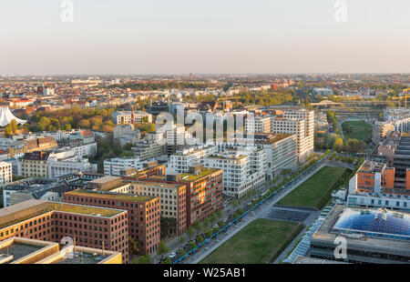 Aerial cityscape avec Tilla Durieux Park au coucher du soleil près de Potsdamer Square. Berlin, Allemagne. Banque D'Images