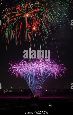 Peinture d'artifice le ciel au-dessus de Los Alamitos Army Airfield au cours de la 4ème de juillet Fireworks Extravaganza à base d'entraînement de forces interarmées, Los Alamitos, Californie, le 4 juillet 2019. Le spectacle annuel est organisé sur la base de partenariat avec les villes de Los Alamitos et Seal Beach. (U.S. Photo de la Garde nationale aérienne Aviateur Senior Housman Crystal) Banque D'Images