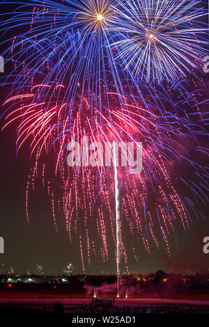 Peinture d'artifice le ciel au-dessus de Los Alamitos Army Airfield au cours de la 4ème de juillet Fireworks Extravaganza à base d'entraînement de forces interarmées, Los Alamitos, Californie, le 4 juillet 2019. Le spectacle annuel est organisé sur la base de partenariat avec les villes de Los Alamitos et Seal Beach. (U.S. Photo de la Garde nationale aérienne Aviateur Senior Housman Crystal) Banque D'Images