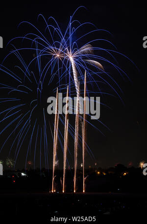 Peinture d'artifice le ciel au-dessus de Los Alamitos Army Airfield au cours de la 4ème de juillet Fireworks Extravaganza à base d'entraînement de forces interarmées, Los Alamitos, Californie, le 4 juillet 2019. Le spectacle annuel est organisé sur la base de partenariat avec les villes de Los Alamitos et Seal Beach. (U.S. Photo de la Garde nationale aérienne Aviateur Senior Housman Crystal) Banque D'Images