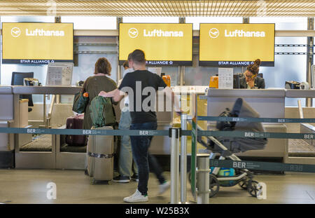 BERLIN, ALLEMAGNE - 20 avril 2019 : Les gens Visitez Lufthansa contrôler en vol les compteurs d'inscription inTegel airport. Berlin est la capitale et la plus grande ville Banque D'Images